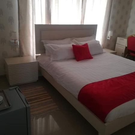 Lee Bed & Breakfast Francistown Eksteriør billede