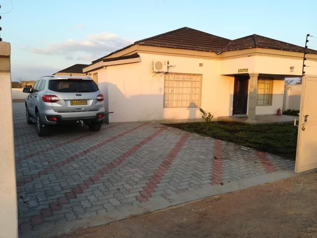 Lee Bed & Breakfast Francistown Eksteriør billede
